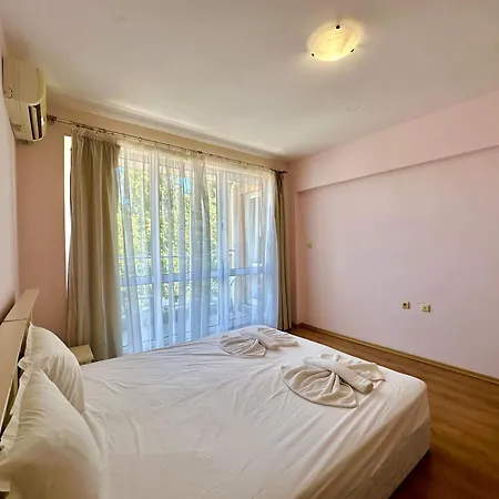 Апартамент Cozy 1bd In Flores Park By Menada Слънчев бряг